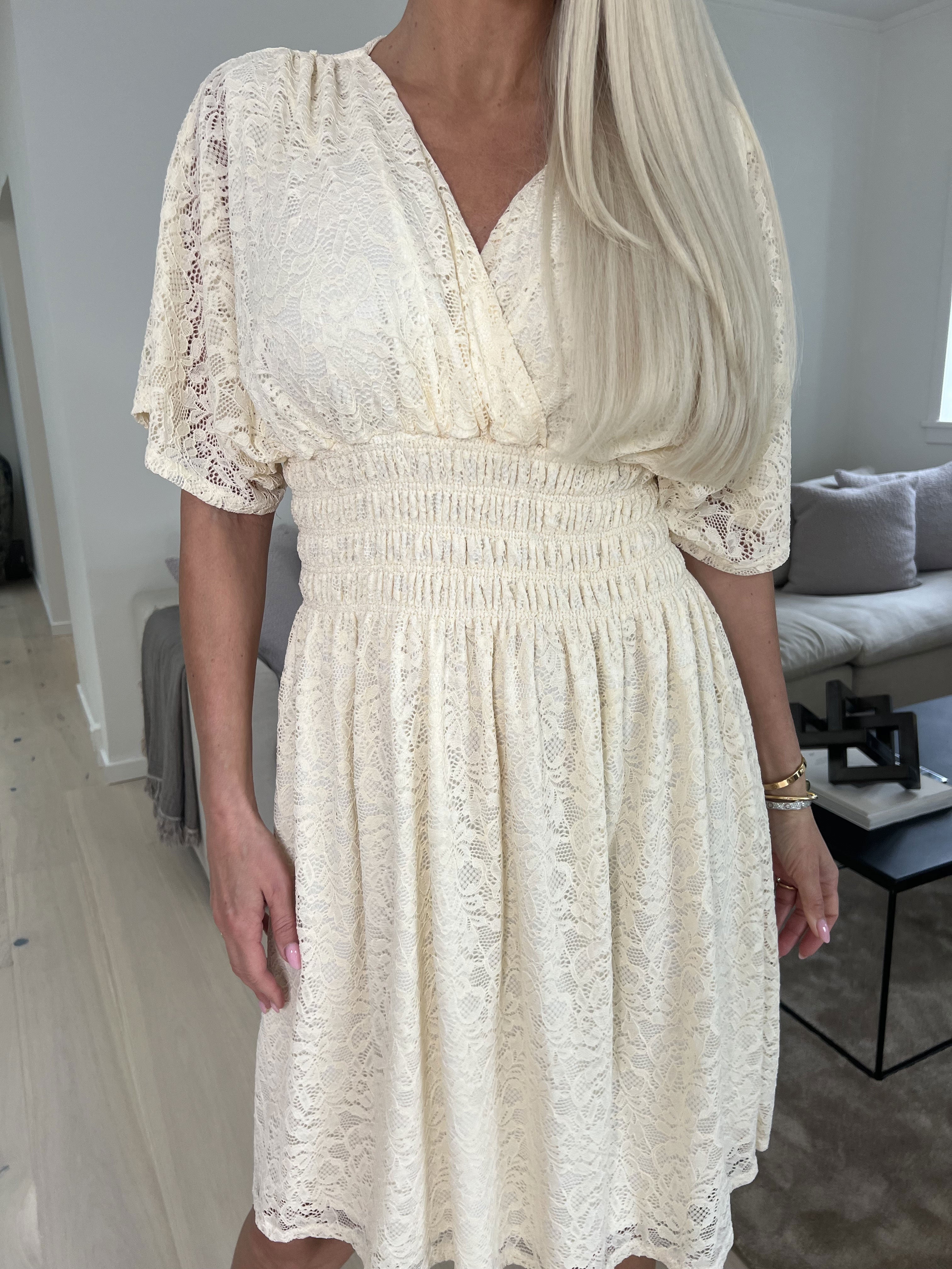 Pams Lace Short S/S - Kort spetsklänning med korta ärmar